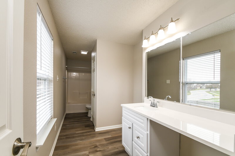 2,180/Mo, 3 Atherton Ct Brownsburg, IN 46112 Main Bathroom View