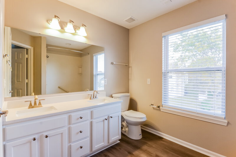 2,155/Mo, 2327 Fullerton Dr Indianapolis, IN 46214 Main Bathroom View