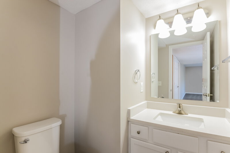 2,155/Mo, 2327 Fullerton Dr Indianapolis, IN 46214 Bathroom View 2