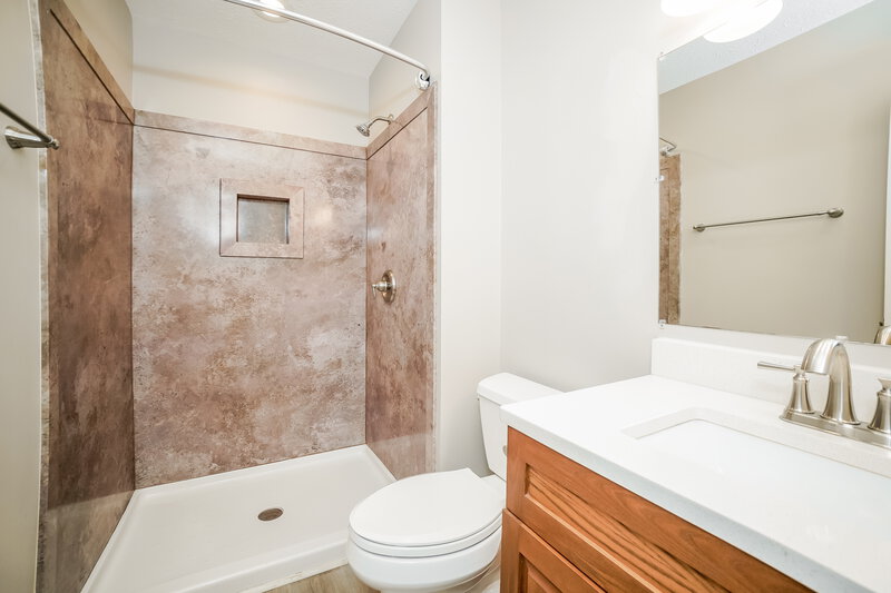 2,050/Mo, 7068 Carrie Dr Indianapolis, IN 46237 Main Bathroom View