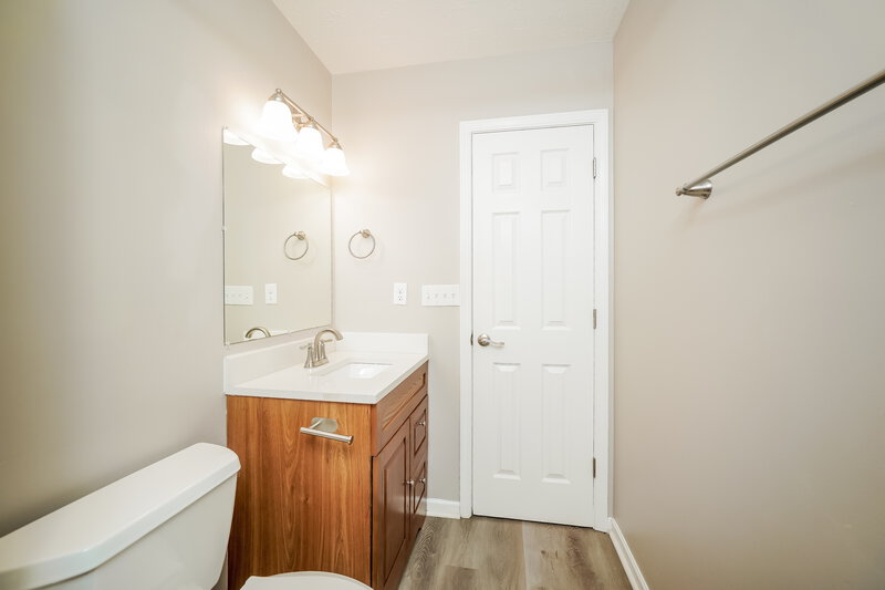 2,050/Mo, 7068 Carrie Dr Indianapolis, IN 46237 Main Bathroom View 2