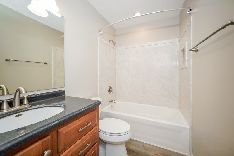 2,050/Mo, 7068 Carrie Dr Indianapolis, IN 46237 Bathroom View