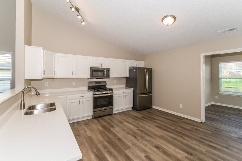 2,230/Mo, 5765 Arlington Dr Plainfield, IN 46168 Kitchen View