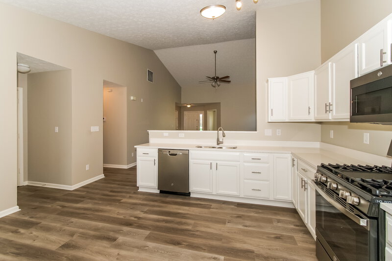 2,230/Mo, 5765 Arlington Dr Plainfield, IN 46168 Kitchen View 3