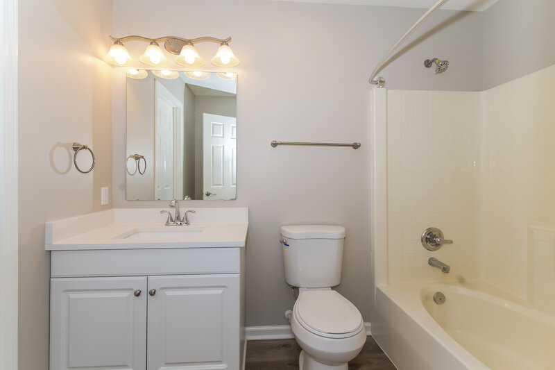 2,230/Mo, 5765 Arlington Dr Plainfield, IN 46168 Bathroom View