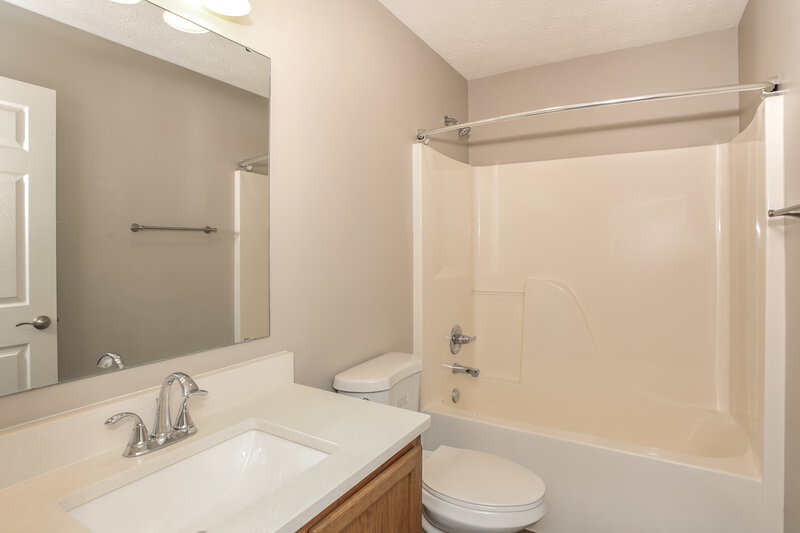 2,295/Mo, 5765 Arlington Dr Plainfield, IN 46168 Bathroom View 2