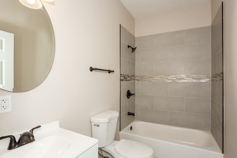 0/Mo, 1726 River Shore Pkwy Indianapolis, IN 46208 Bathroom View