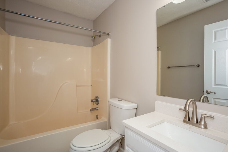 1,670/Mo, 821 Dream March Dr Greenfield, IN 46140 Bathroom View