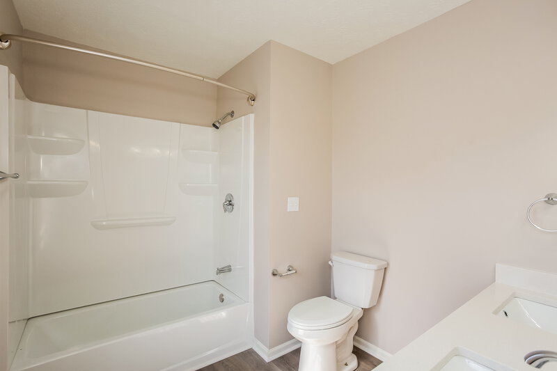 1,800/Mo, 7423 Nutmeg Ct Indianapolis, IN 46237 Main Bathroom View