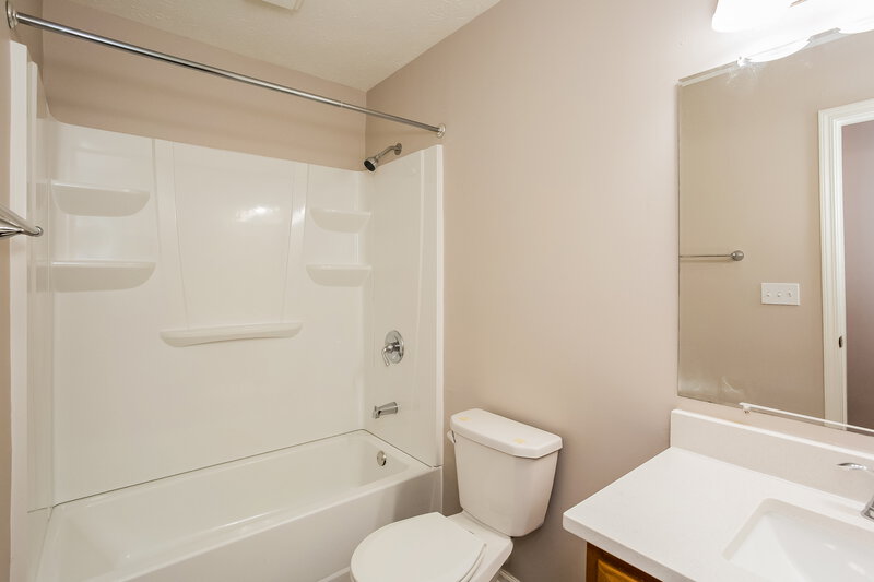 1,800/Mo, 7423 Nutmeg Ct Indianapolis, IN 46237 Bathroom View
