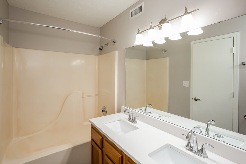 2,160/Mo, 5507 Old Barn Dr Indianapolis, IN 46268 Main Bathroom View