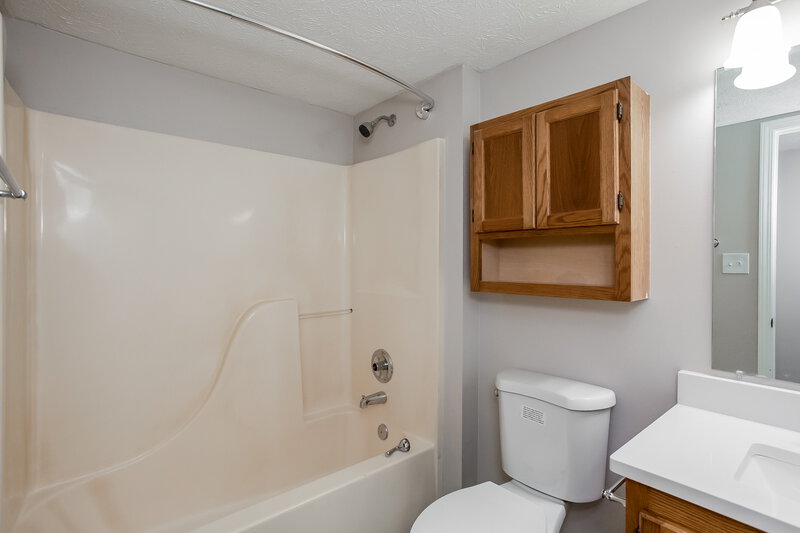 2,160/Mo, 5507 Old Barn Dr Indianapolis, IN 46268 Bathroom View