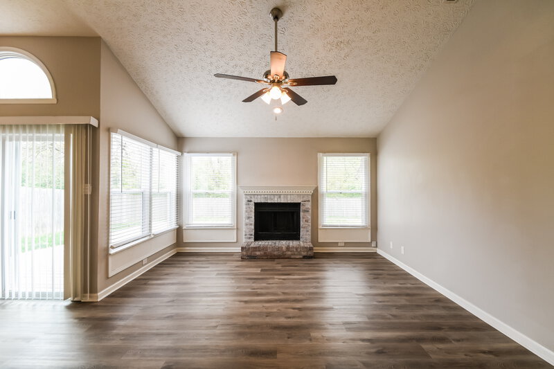 1,980/Mo, 5453 Vicksburg Dr Indianapolis, IN 46254 Living Room View