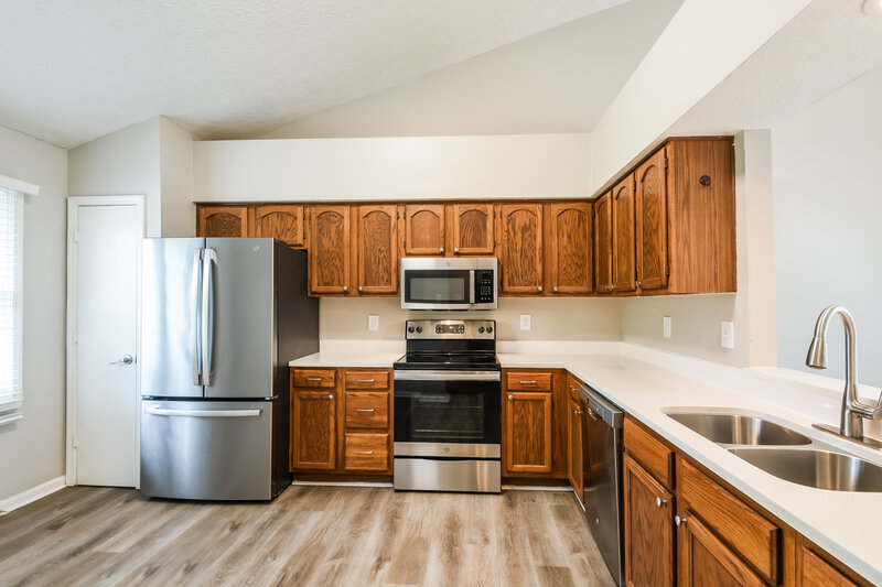 1,980/Mo, 5453 Vicksburg Dr Indianapolis, IN 46254 Kitchen View 2