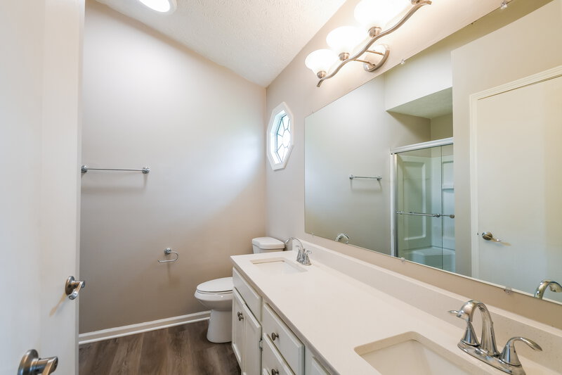 1,980/Mo, 5453 Vicksburg Dr Indianapolis, IN 46254 Main Bathroom View