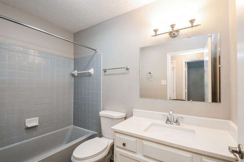 1,980/Mo, 5453 Vicksburg Dr Indianapolis, IN 46254 Bathroom View