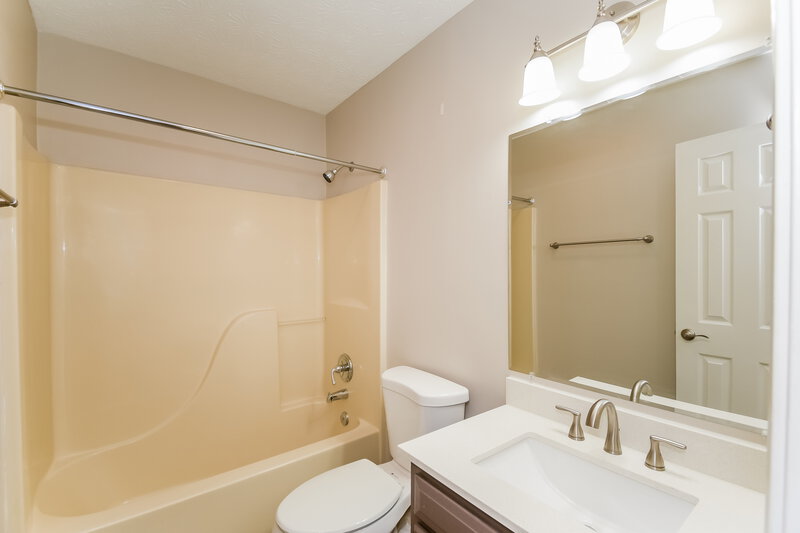 1,890/Mo, 5234 Gateway Ave Noblesville, IN 46062 Bathroom View
