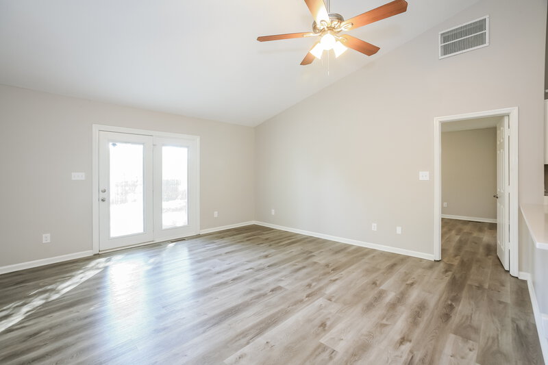 2,110/Mo, 6447 Coburn Ave Indianapolis, IN 46260 Living Room View 2