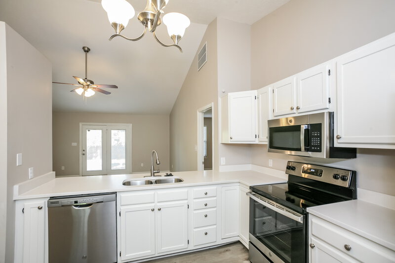 2,110/Mo, 6447 Coburn Ave Indianapolis, IN 46260 Kitchen View