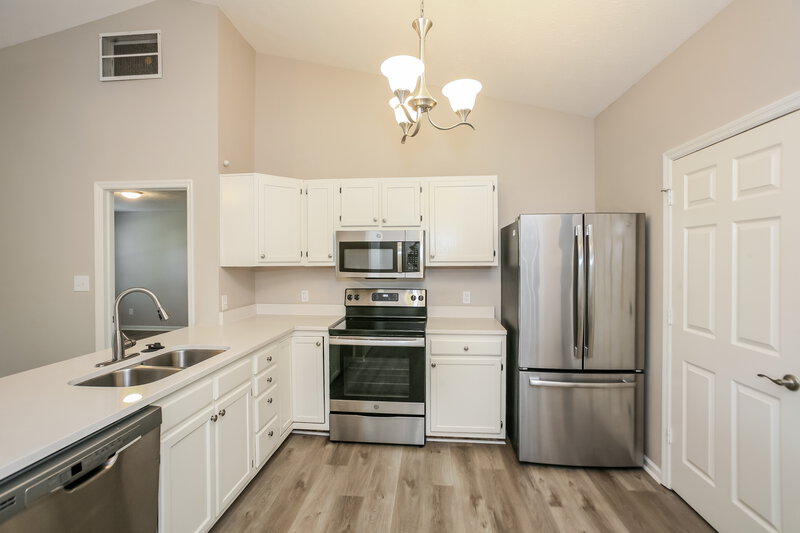 2,110/Mo, 6447 Coburn Ave Indianapolis, IN 46260 Kitchen View 2