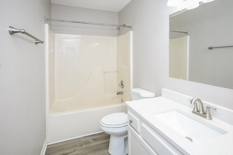 2,110/Mo, 6447 Coburn Ave Indianapolis, IN 46260 Bathroom View