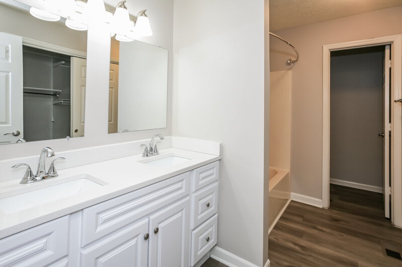 2,110/Mo, 6447 Coburn Ave Indianapolis, IN 46260 Bathroom View 2