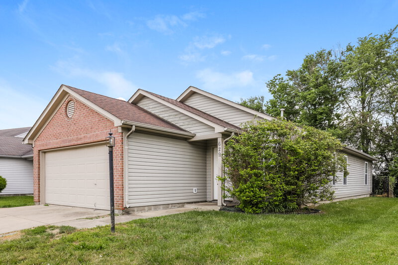 1,810/Mo, 629 Locust Grove Ln Greenwood, IN 46143 Front View
