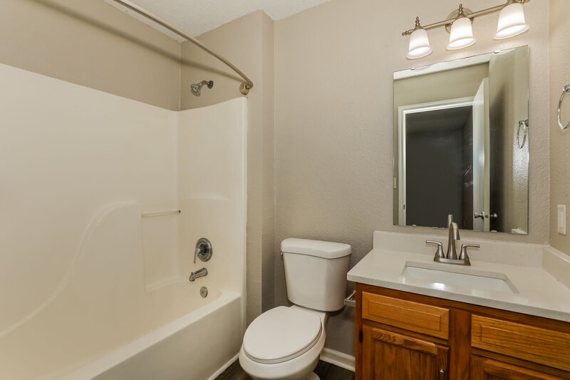 1,810/Mo, 629 Locust Grove Ln Greenwood, IN 46143 Main Bathroom View