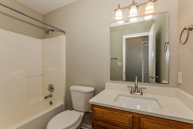 1,810/Mo, 629 Locust Grove Ln Greenwood, IN 46143 Bathroom View