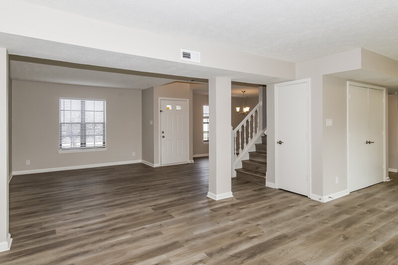 2,650/Mo, 6722 Foxfire Dr Indianapolis, IN 46214 Living Room View 2