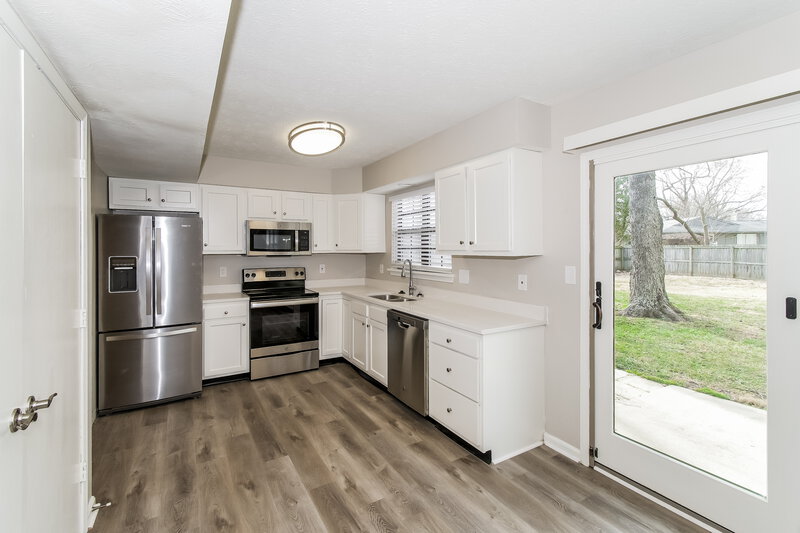 2,650/Mo, 6722 Foxfire Dr Indianapolis, IN 46214 Kitchen View 2