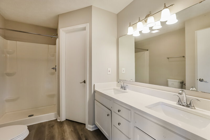 1,940/Mo, 6722 Foxfire Dr Indianapolis, IN 46214 Main Bathroom View
