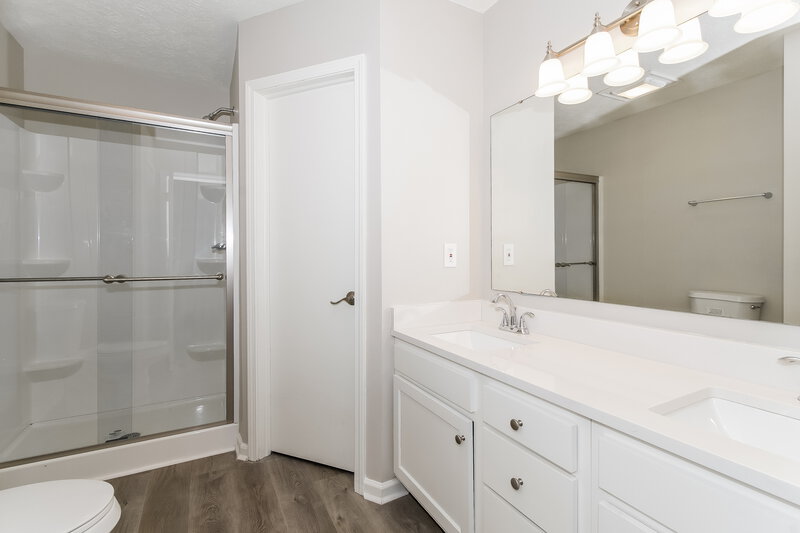 2,650/Mo, 6722 Foxfire Dr Indianapolis, IN 46214 Main Bathroom View