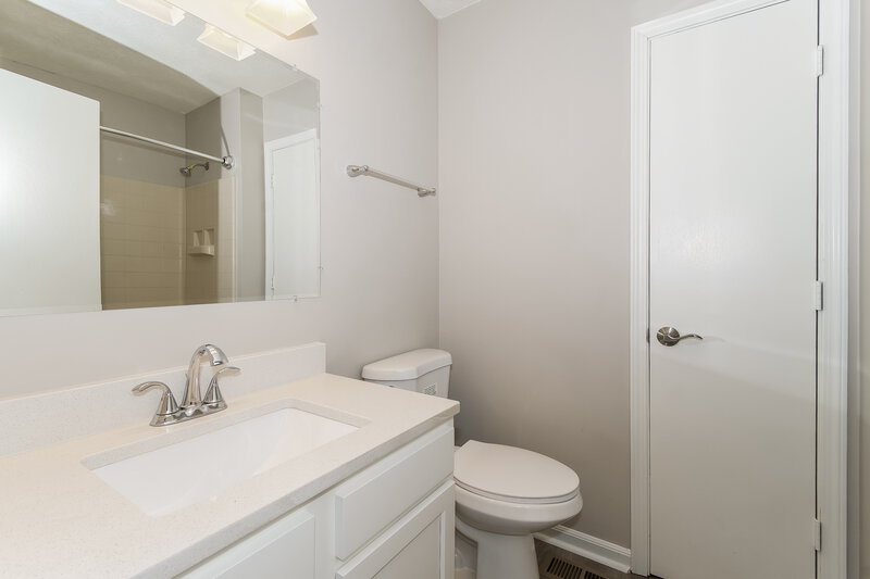 2,650/Mo, 6722 Foxfire Dr Indianapolis, IN 46214 Bathroom View