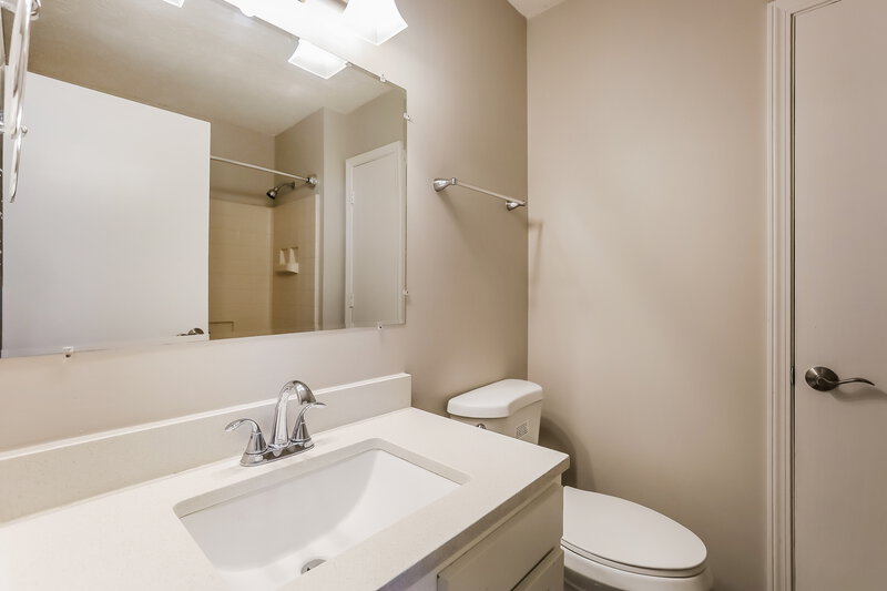 1,940/Mo, 6722 Foxfire Dr Indianapolis, IN 46214 Bathroom View