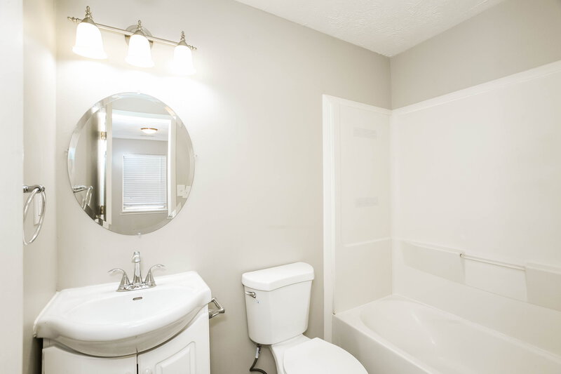 3,010/Mo, 10335 Cornith Way Avon, IN 46123 Main Bathroom View