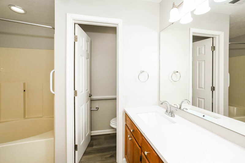 3,010/Mo, 10335 Cornith Way Avon, IN 46123 Bathroom View