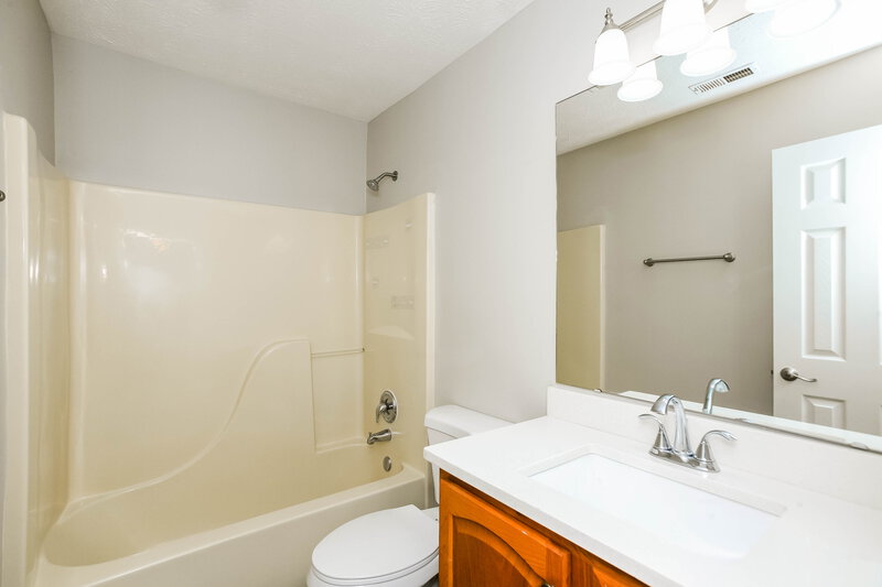 3,010/Mo, 10335 Cornith Way Avon, IN 46123 Bathroom View 2