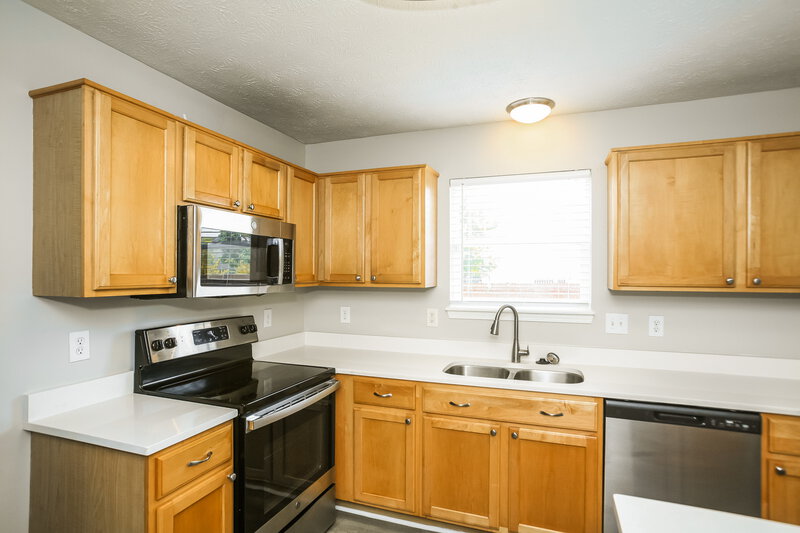 2,285/Mo, 6629 Crestwell Ln Indianapolis, IN 46268 Kitchen View 2