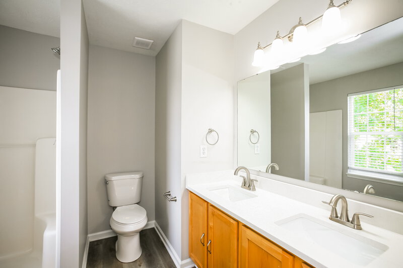2,285/Mo, 6629 Crestwell Ln Indianapolis, IN 46268 Main Bathroom View