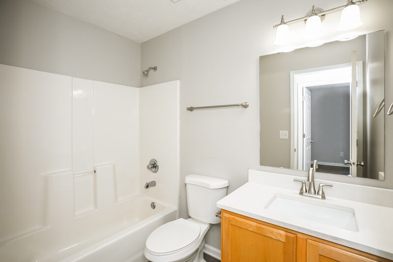 2,285/Mo, 6629 Crestwell Ln Indianapolis, IN 46268 Bathroom View