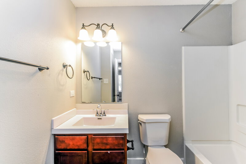 1,925/Mo, 4504 Connaught E Dr Plainfield, IN 46168 Bathroom View