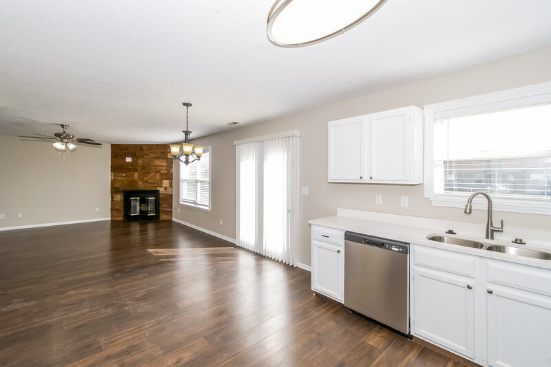 2,800/Mo, 1099 Meadowview Ct Franklin, IN 46131 Kitchen View 2