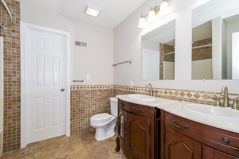 2,800/Mo, 1099 Meadowview Ct Franklin, IN 46131 Main Bathroom View