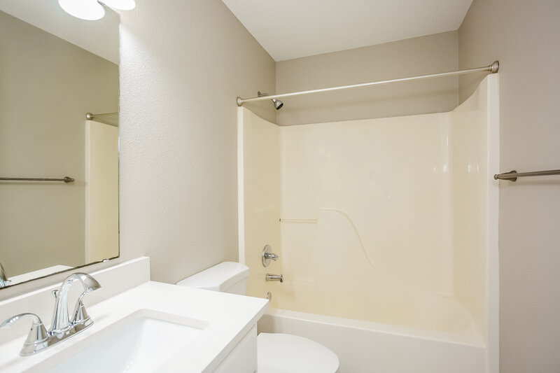2,065/Mo, 279 Brookview Dr Brownsburg, IN 46112 Bathroom View