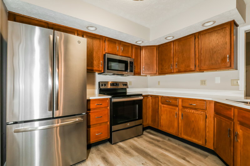 2,530/Mo, 165 Christy Dr Greenwood, IN 46143 Kitchen View 2