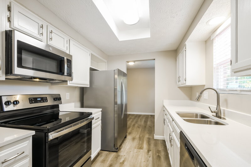 2,460/Mo, 4320 Oil Creek Dr Indianapolis, IN 46268 Kitchen View