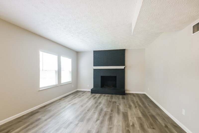 2,460/Mo, 4320 Oil Creek Dr Indianapolis, IN 46268 Family Room View 2