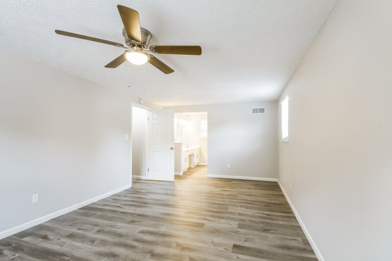 2,460/Mo, 4320 Oil Creek Dr Indianapolis, IN 46268 Main Bathroom View 2