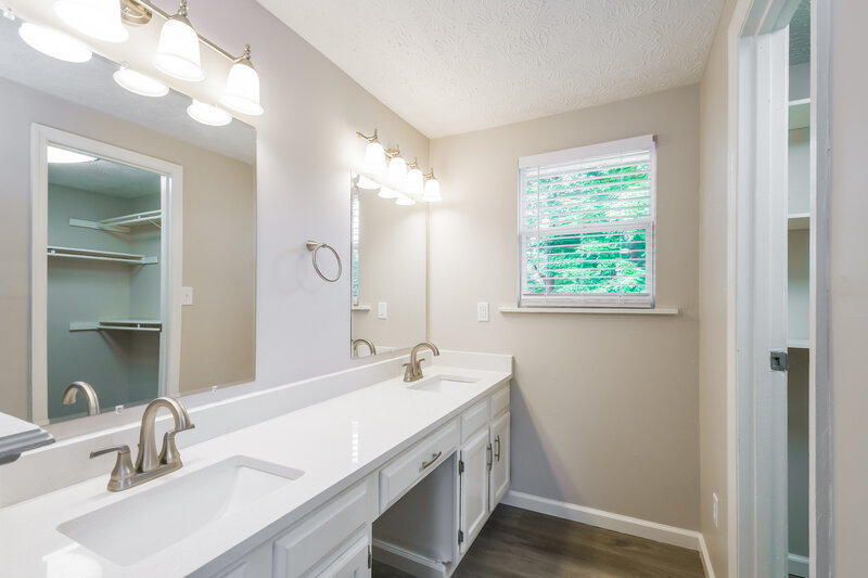 2,460/Mo, 4320 Oil Creek Dr Indianapolis, IN 46268 Main Bathroom View 3